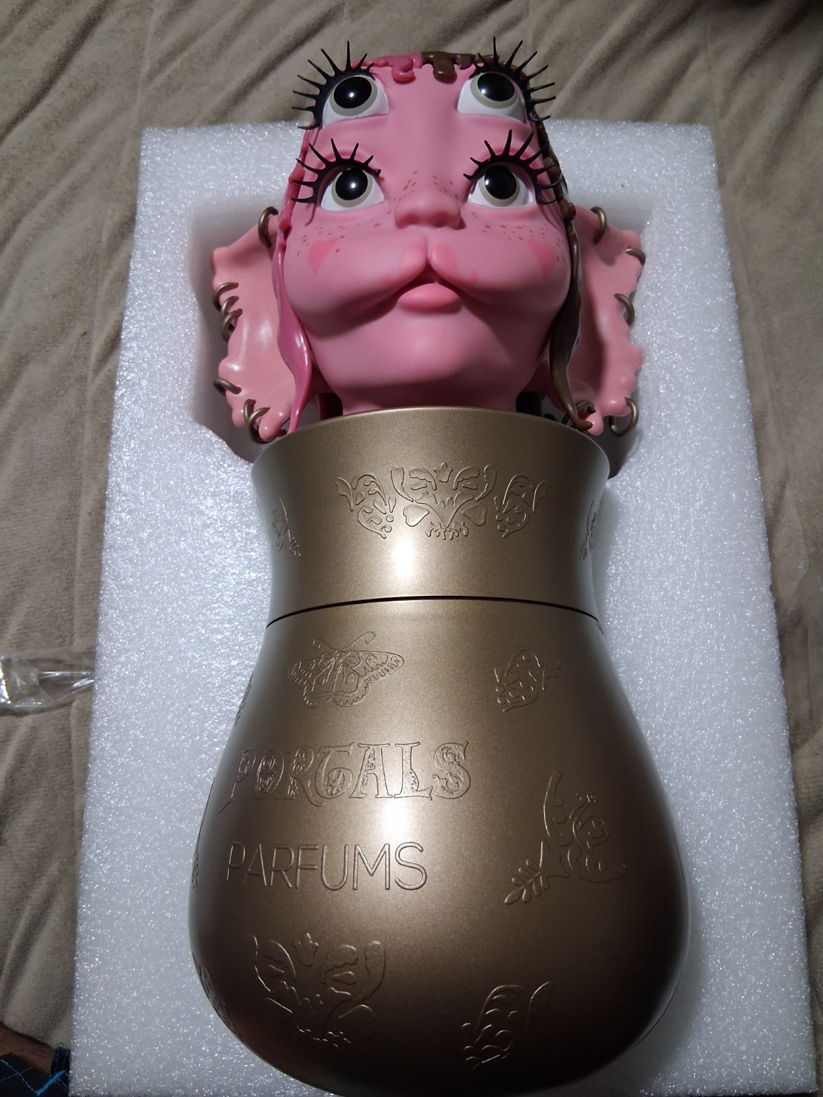 Escultura de la criatura de los portales Perfumes sin perfume