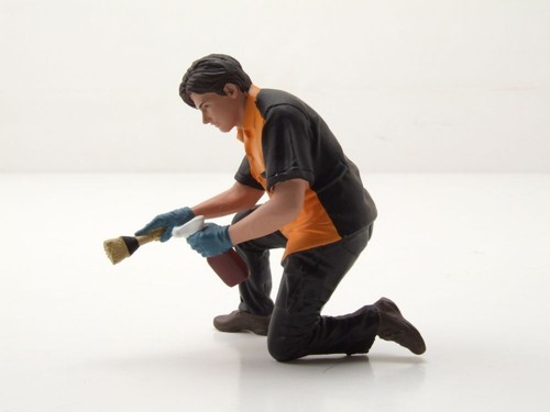 Figur Detail Master Wheel Cleaning schwarz orange 1:18 Modelle American Diorama - Bild 2 von 4
