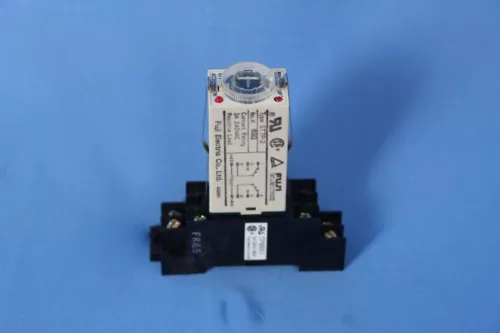 Fuji Electric ST7P-2 Time delay relay 0-3 minutes with base 200 VAC