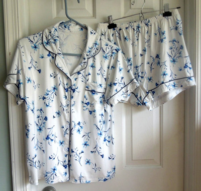SUPER SOFT COMFY WHITE w/TINY DARK BLUE FLORALS SHORT STRETCHY PAJAMA SET LARGE