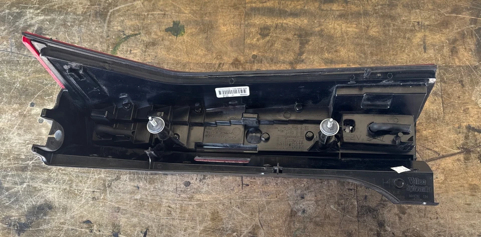 Левый задний фонарь в сборе от оригинального производителя — подходит для Cadillac SRX 2004 года выпуска - Изображение 3 из 4