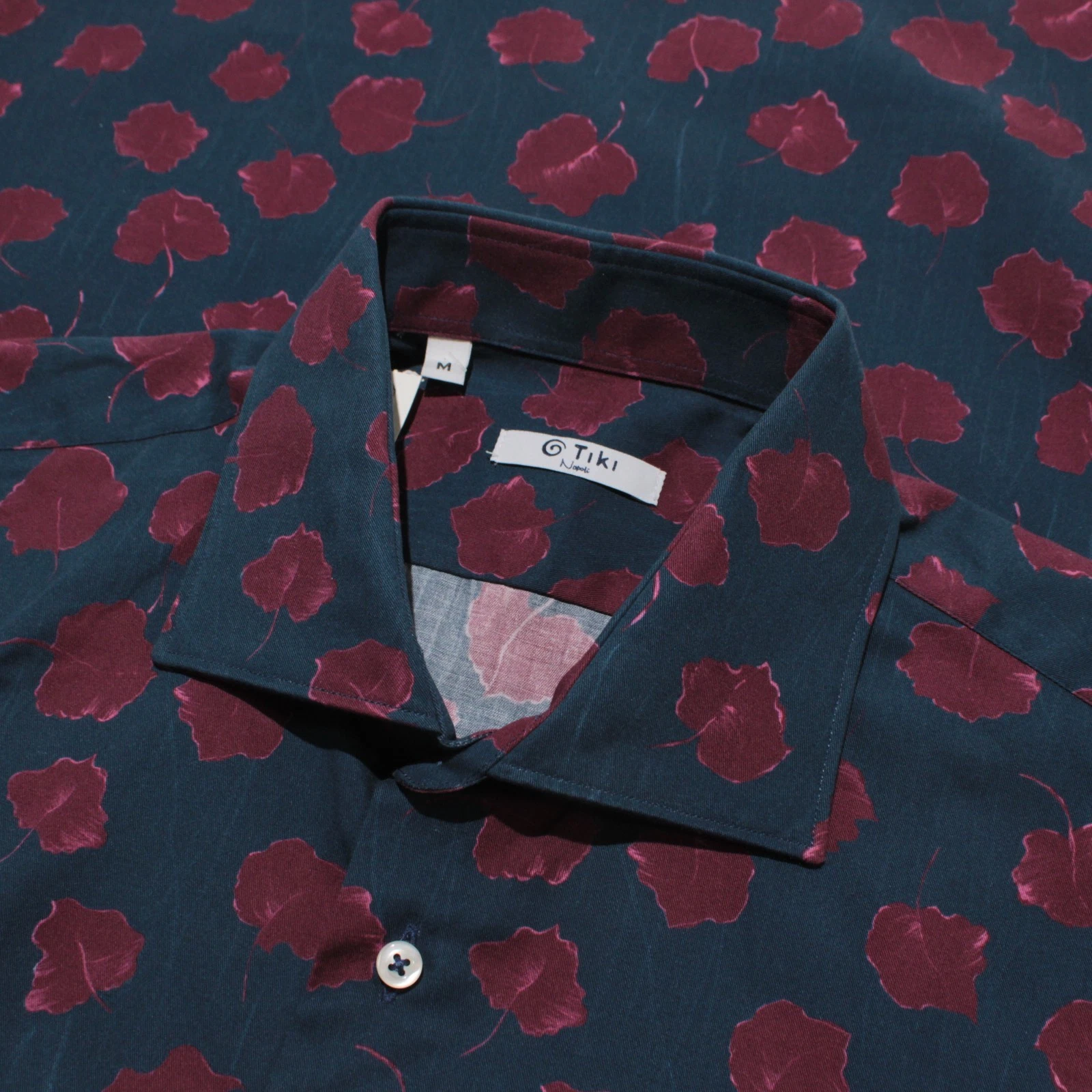 Tiki NWOT Casual Button Down Shirt Size M in Teal Blue w/ Red Leaf Print Cotton