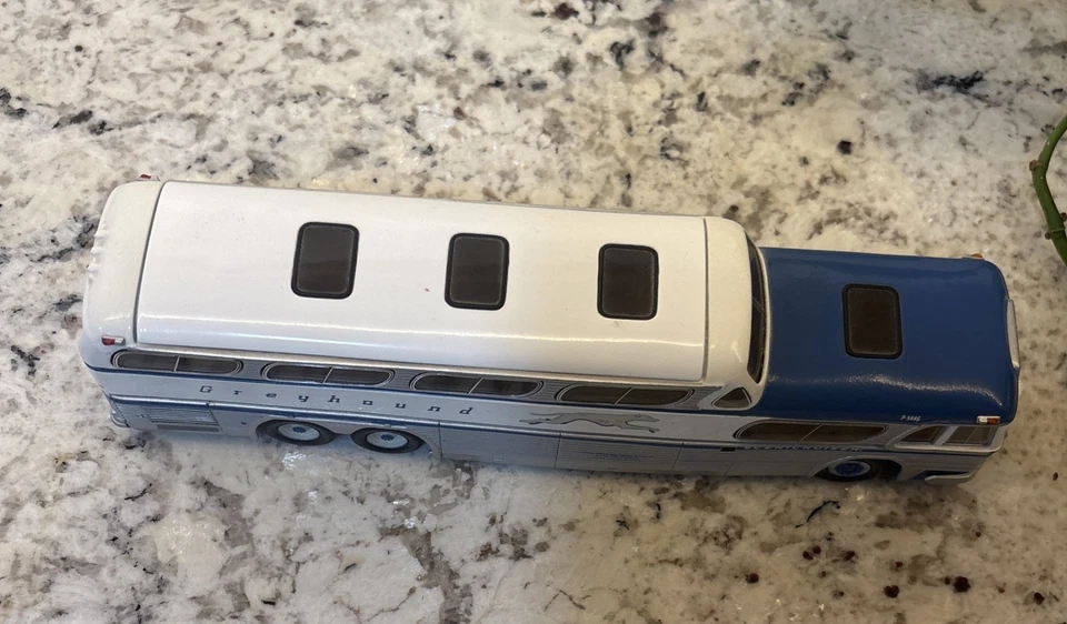 Corgi vintage greyhound bus Lines ScenicCruiser destination PITTSBURGH 1/50 - Image 2 of 4