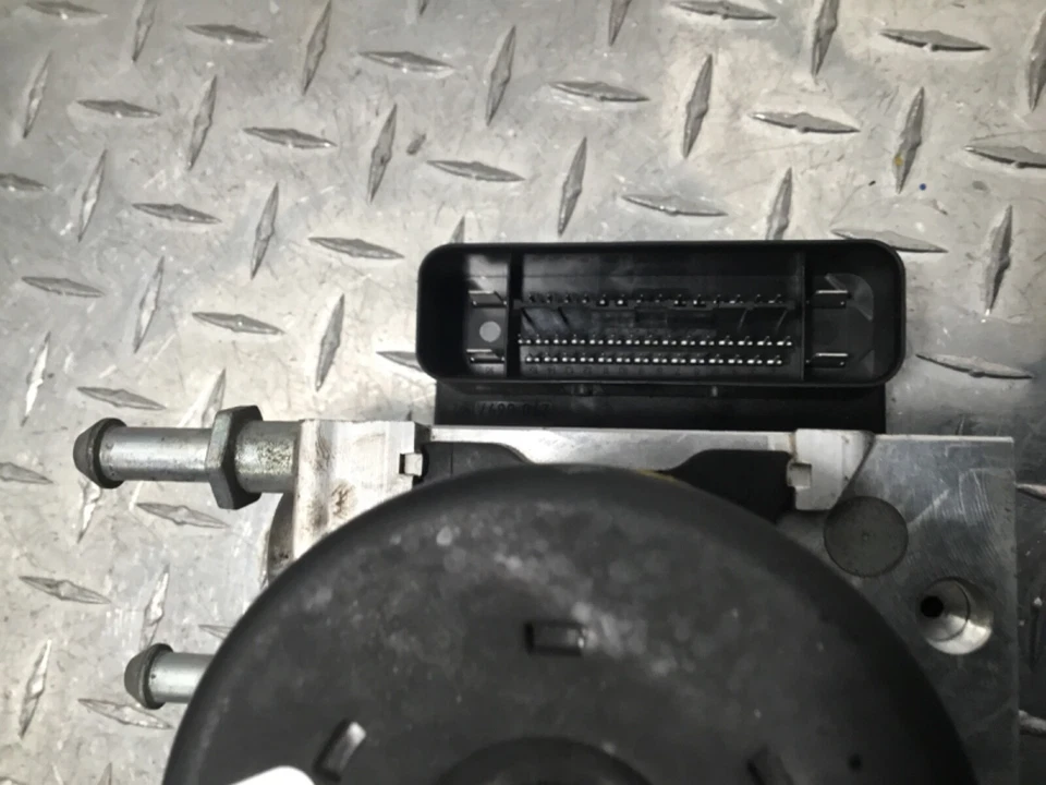 Jeep Commander 2006 4,7 L 2x2 antibloqueo freno bomba ABS Foto 3 de 4