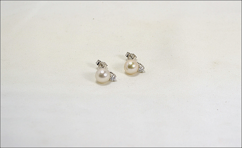 Boucles D'oreilles En Or Blanc 18 Carats Avec Perles Akoya 6mm - Neuf Avec étiquettes - Fermoir Papillon