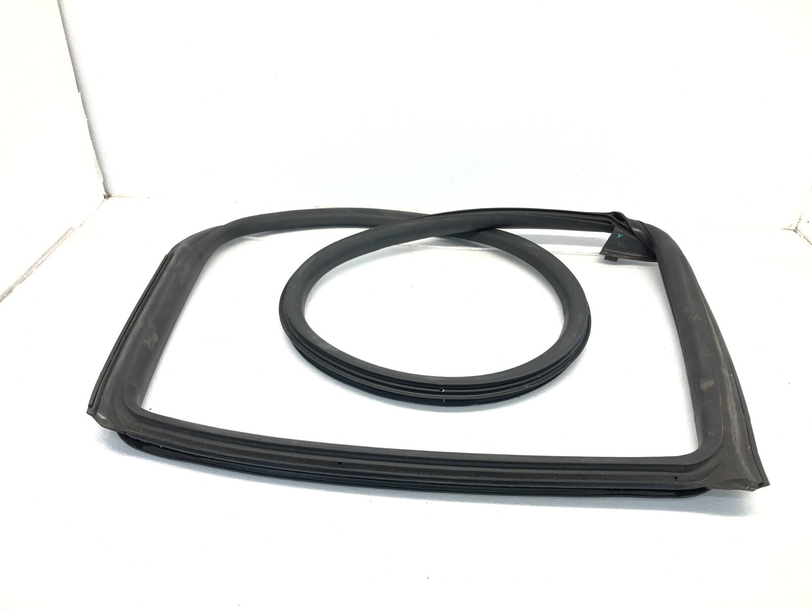 2017-2020 MASERATI LEVANTE LEFT DRIVER REAR DOOR BODY WEATHERSTRIP SEAL OEM