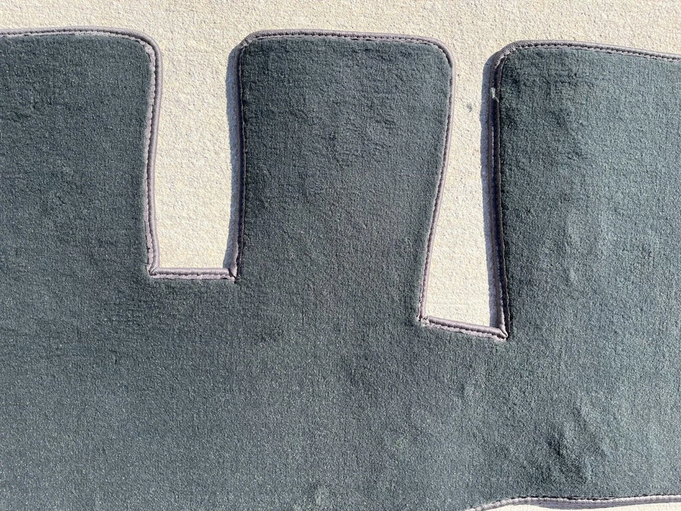 Tapete de assoalho Lloyd's 1 peça cinza compatível com Mitsubishi Fuso FE/FG/FH 1996-2004 - Imagem 2 de 3