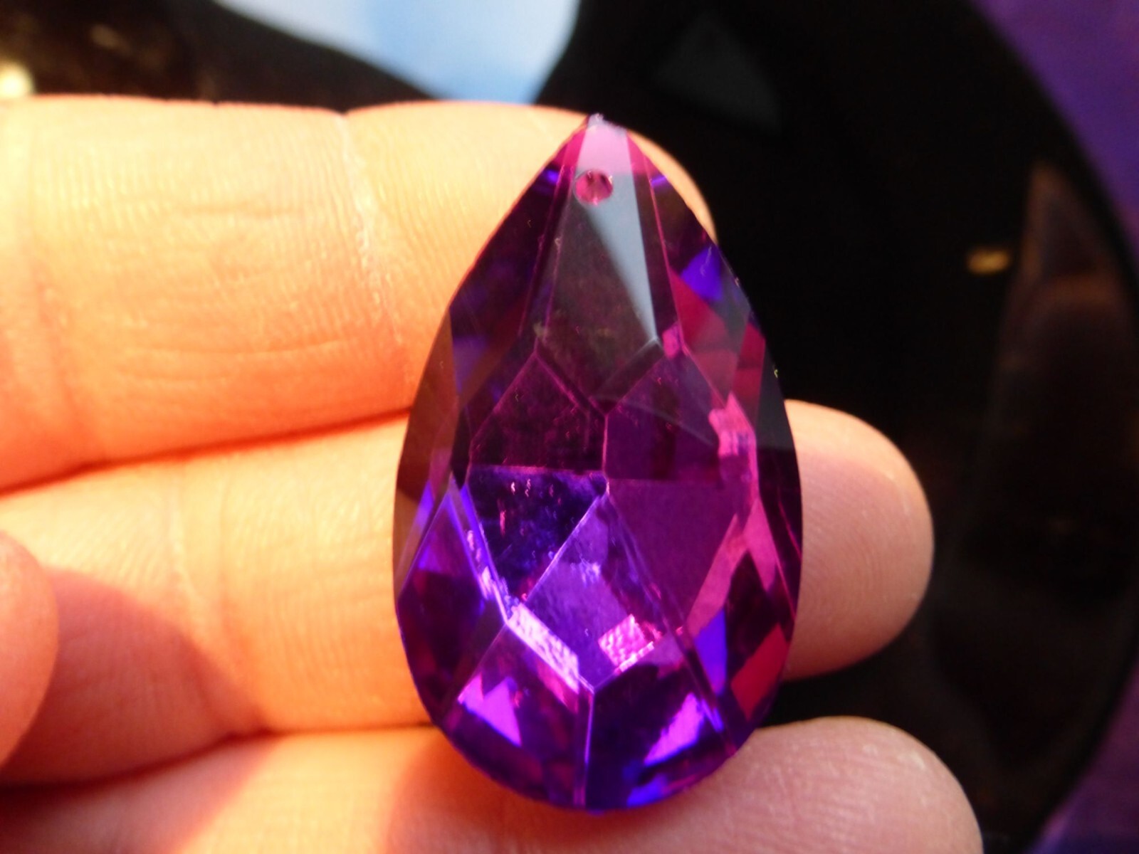Pendentif larme en cristal violet facetté de 3.8 cm pour retrouver élégance et confiance