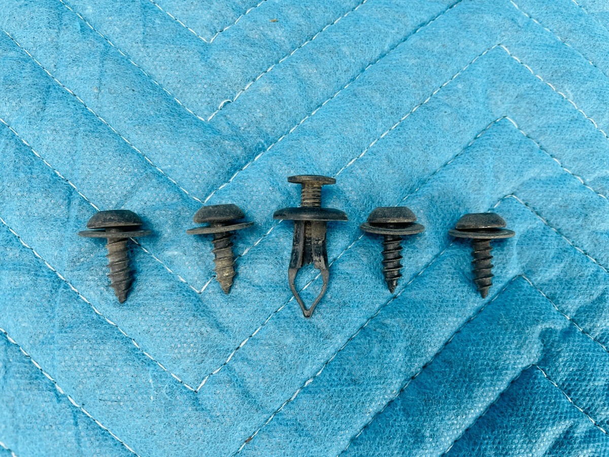 Lexus LX570 Front Mud Guard 76621-60160 Passenger Side 2008-2015