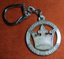 Porte-clés key ring métal Reine des Bières CHAMPIGNEULLES couronne lys royal 1