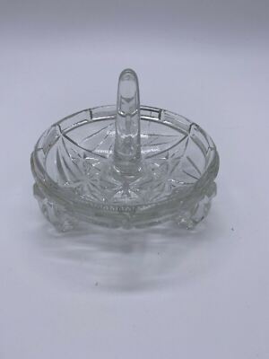 Schöner Vintage Ringhalter / Schale aus geschliffenem Glas mit drei Füßen