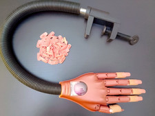 Mano finta per pratica ricostruzione unghie gel semipermanente nail trainer