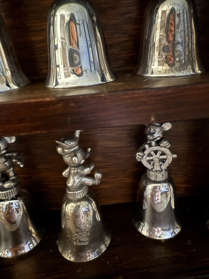 Disney NE Collectors Society Mickey Mouse Campanas Plateadas Estaño Con Estante Foto 3 de 4