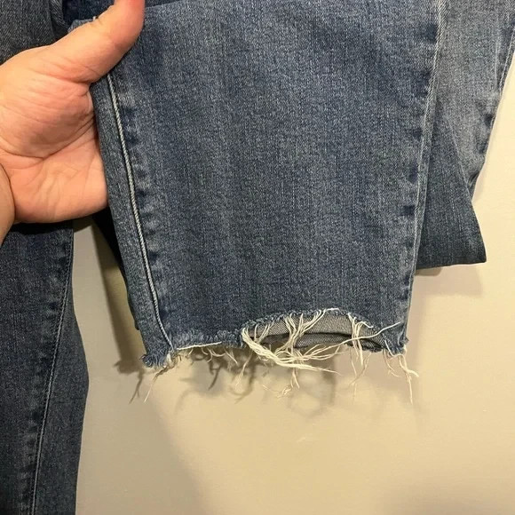 UNIVERSAL THREAD Women's Medium Wash Distressed H… - image 4