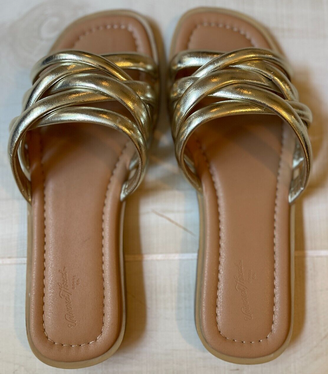 APL Sandali slip on Universal Threads oro donna taglia 7 usati in ottime condizioni