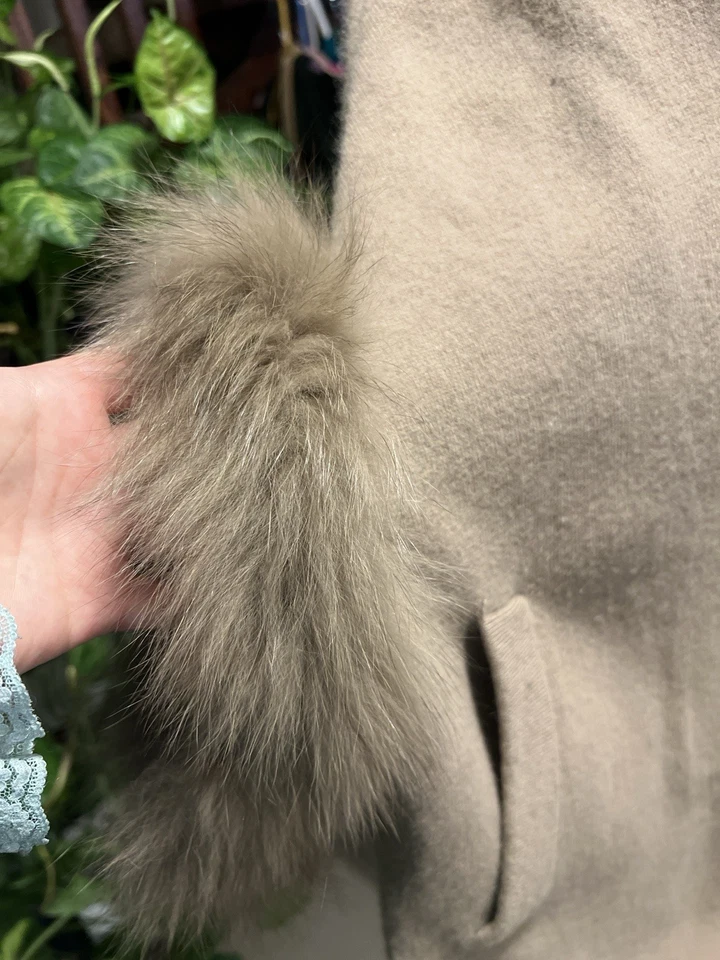 Abrigo de lujo de cachemir puro camel con capucha y puños con ribete de piel de conejo Foto 2 de 4