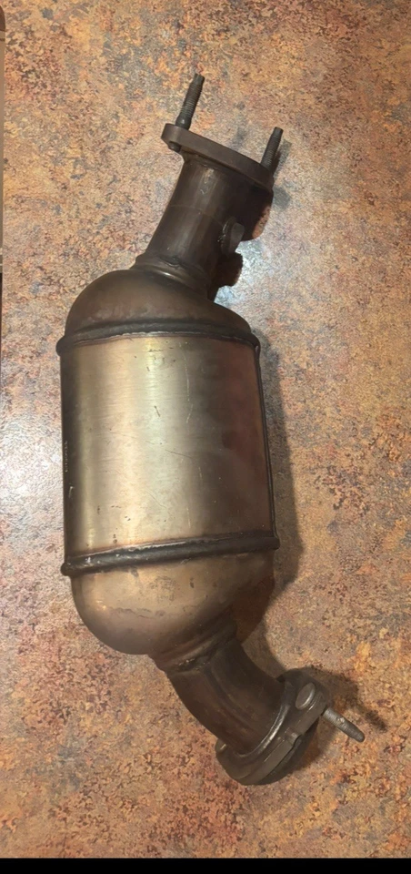 Convertidor catalítico para 04-07 Cadillac CTS 3,6 L-V6 Foto 2 de 4