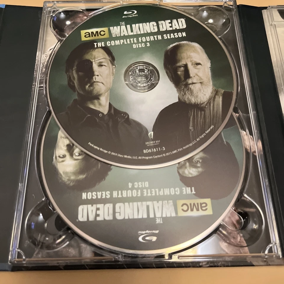 The Walking Dead: Season 4 with Prison Key Collectible [Blu-ray] Foto 4 de 4