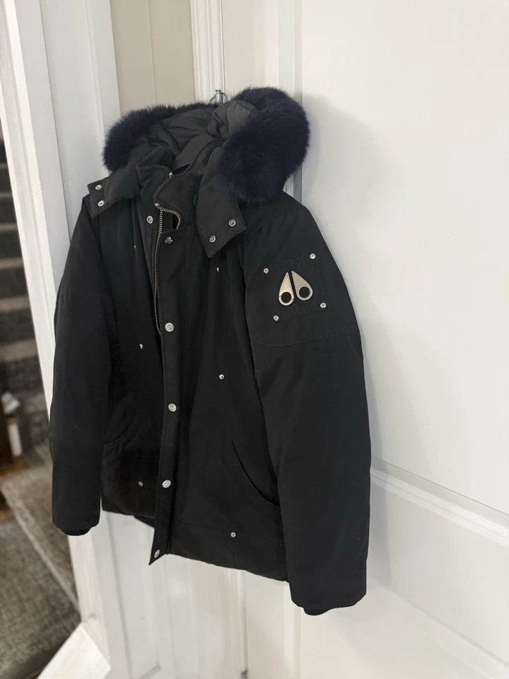 Moose Knuckles niños talla XL. Abrigo negro de piel azul marino. Chaqueta con cremallera y capucha Foto 4 de 4