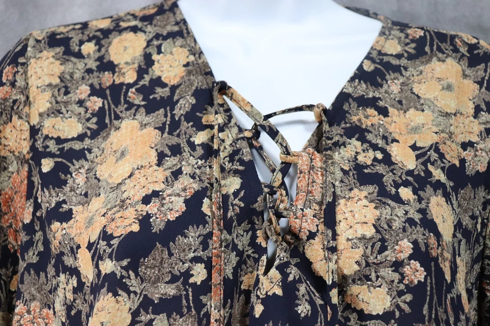 Blusa Veronica M. Para Mujer Negra Floral AOP Manga Larga Cintura Elástica Pequeña Foto 2 de 4