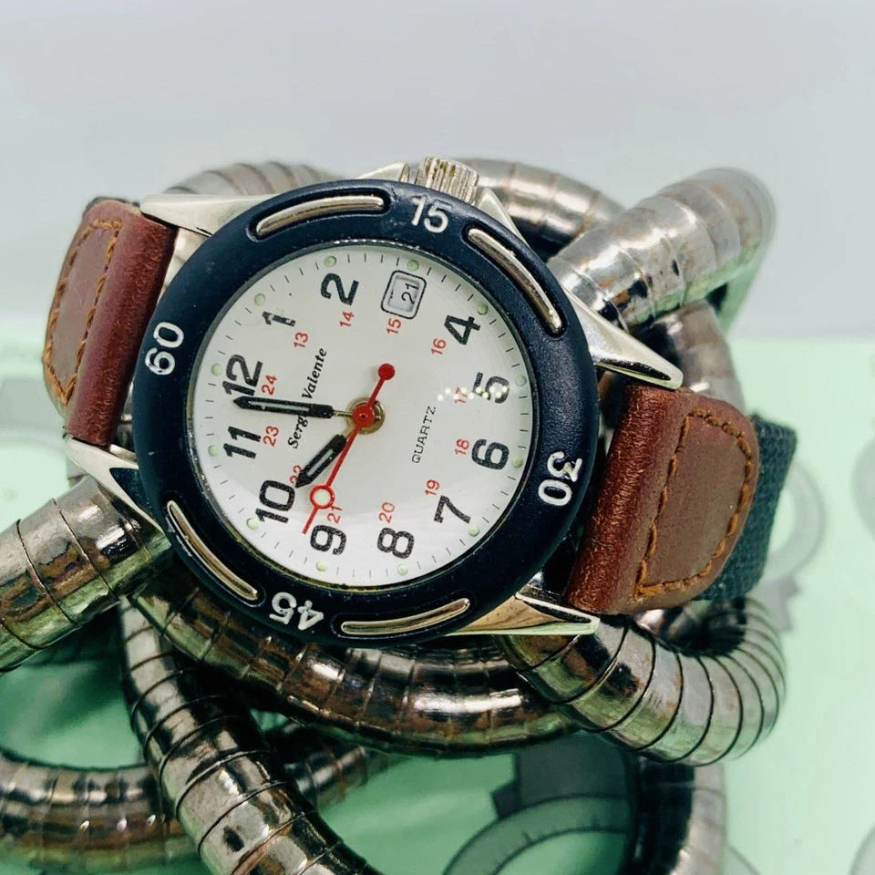 Relógio feminino Sergio Valente retrô prata/mostrador branco/marrom/preto pulseira de lona - Imagem 2 de 4