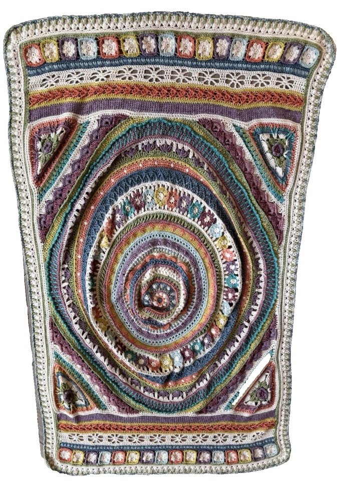 Tiro de ganchillo hecho a mano, flores 3D, campo, aspecto de casa con borde cuadrado de abuela Foto 2 de 4