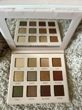 NIB. Arbonne “IT’S ALL IN THE EYES” Volume 1 Eye Shadow Palette 12 x Poids NEW