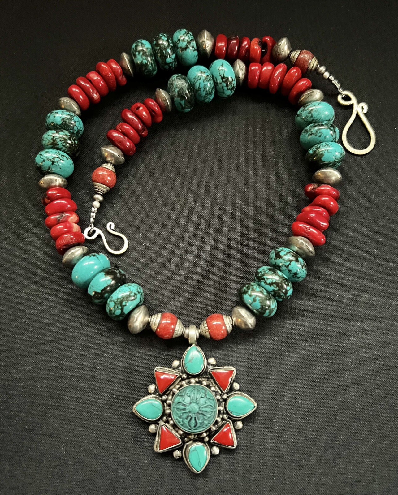 Collier tibétain Passang en turquoise et corail