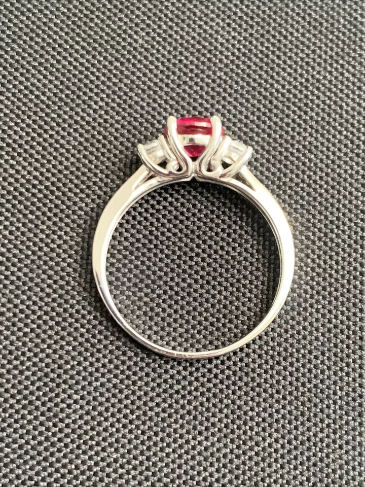 Anillo de tres piedras preciosas y diamantes creados en oro blanco de 10k Miadora Talla 7 Foto 4 de 4