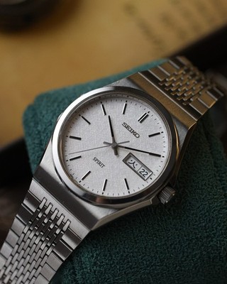 Vintage Seiko Spirit 7N93-7000 Textured Dial Kanji Day-Date Quartz Watch