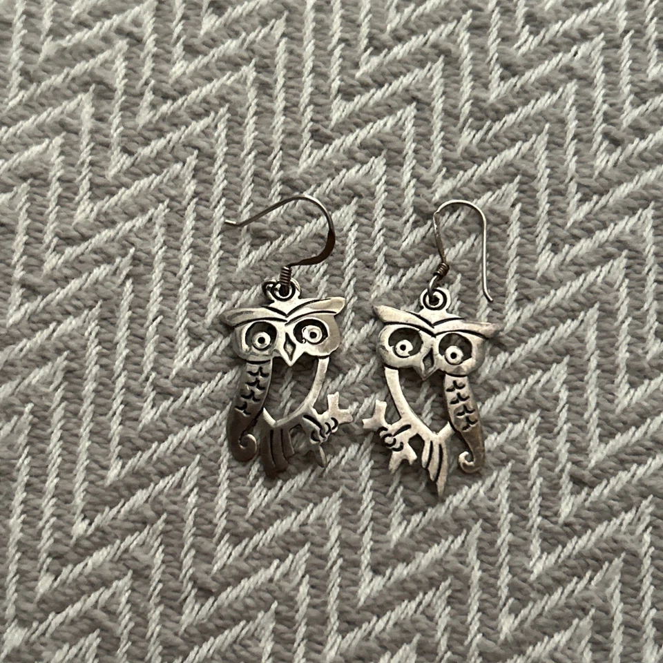 Pendientes de búho de plata de ley marcados 925 en cada uno. "El búho es de 1""" Foto 2 de 4