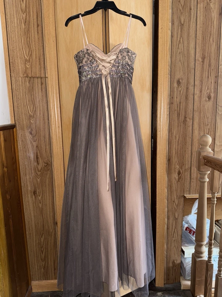 Elegante Vestido con Cuentas en Gris y Crema Foto 2 de 4