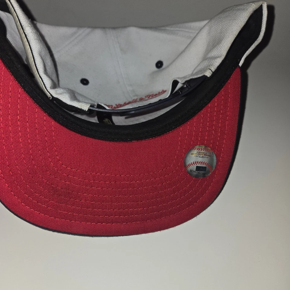 Sombrero de los Nacionales de Washington, Mitchell & Ness, Script Cao, Rojo Bajo Ala, Snapback Foto 4 de 4