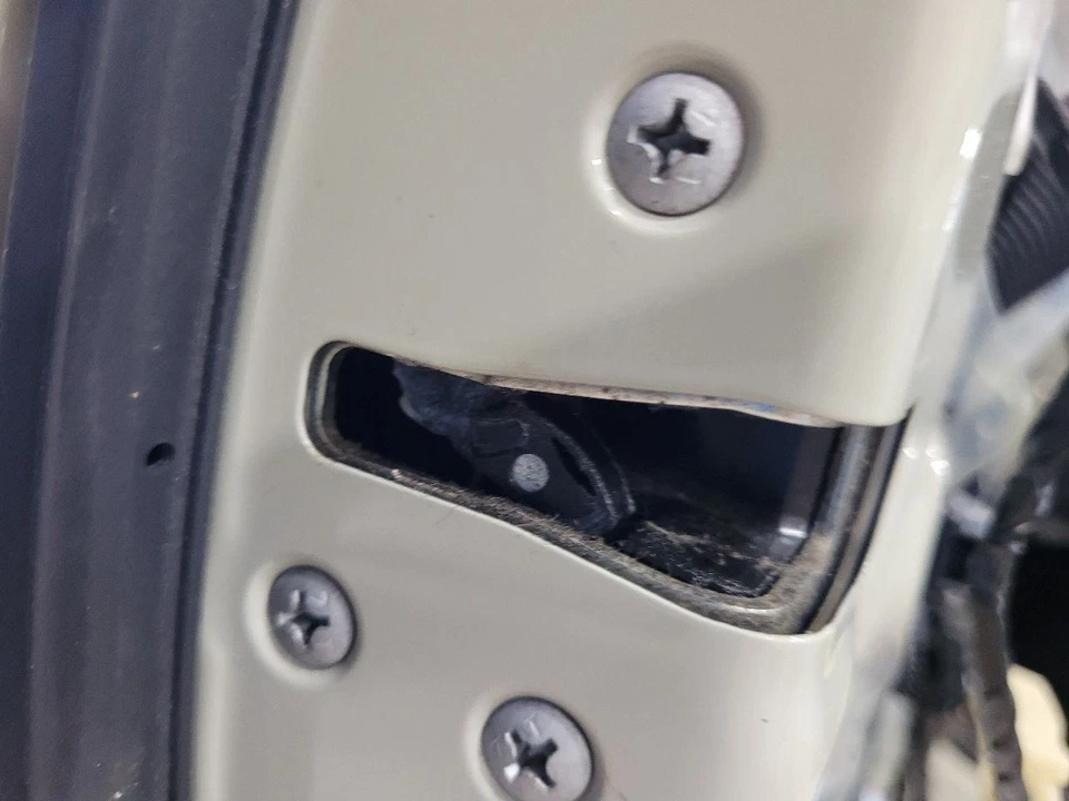 2015 - 2017 SUBARU  XV CROSSTREK  Driver Front Door Electric  - Image 4 of 4