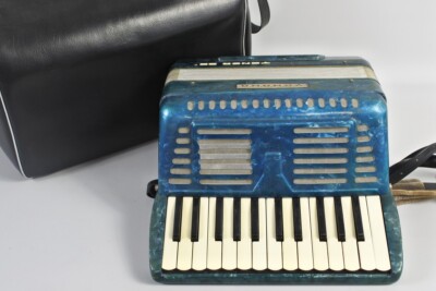 Vintage 1970s Yamaha Accordion Tenor 25 with Case Made in Japan