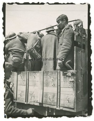 Orig. Foto Verladung franz. Gefangene auf Lkw in Frankreich 1940