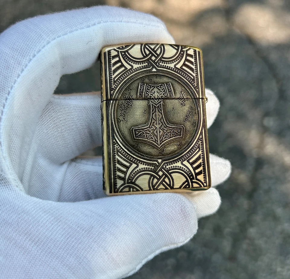 Encendedor Zippo con armadura de latón personalizado | Grabado nórdico Odin’s Raven & Mjöllnir | Foto 2 de 4