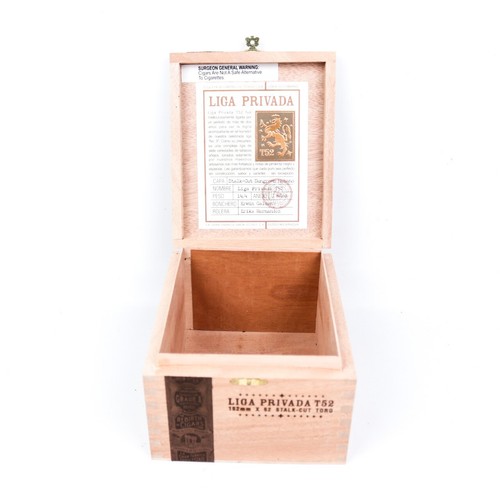 Caja de cigarros de madera vacía Liga Privada Stalk-Cut Toro T52 7" x 6" x 4" - Imagen 4 de 12