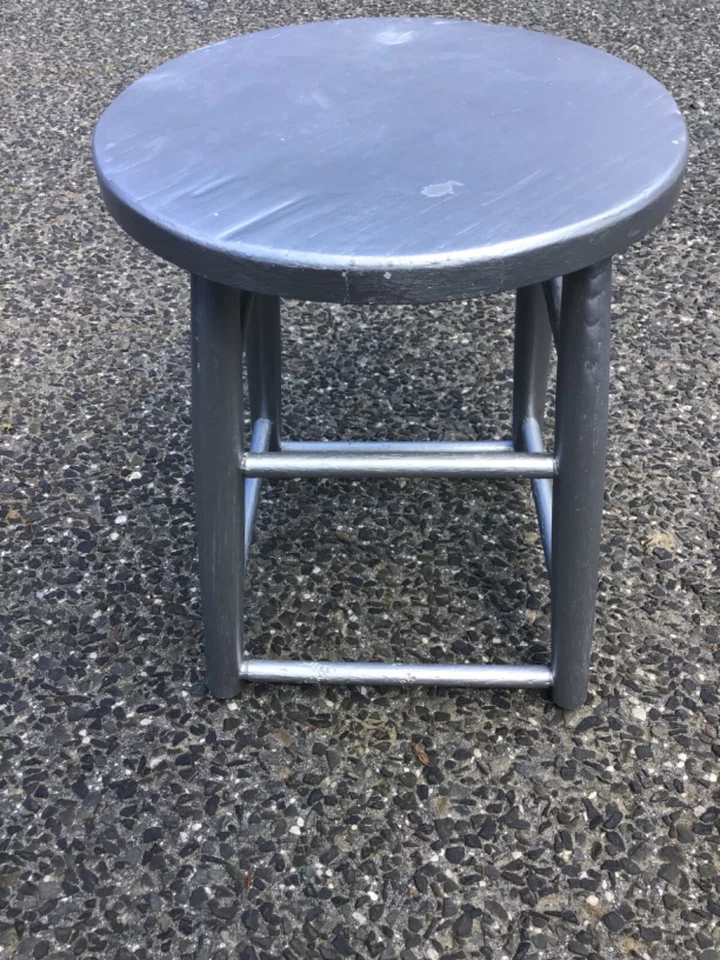 "Pintado en plata 13"" redondo x 16"" de alto aspecto moderno para un taburete viejo" Foto 2 de 4