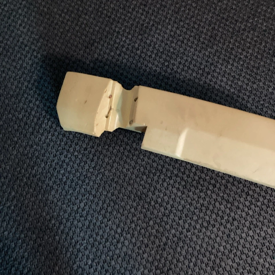 60575231 Alfa Romeo 164 (все версии) — вставка поперечной рейки из пеноматериала для переднего бампера - Изображение 2 из 4