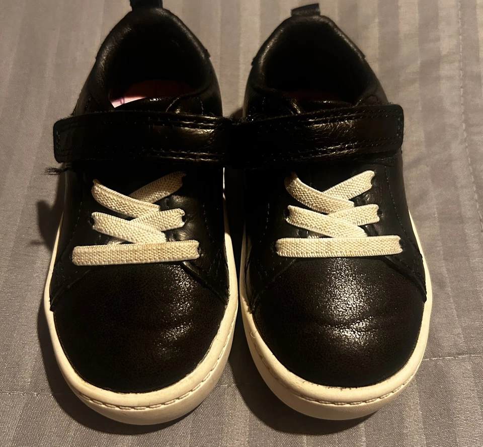 Zapatos Carter’s para niñas pequeñas talla 5 negros con corazón plateado zapato resistente sin corbata Foto 2 de 4