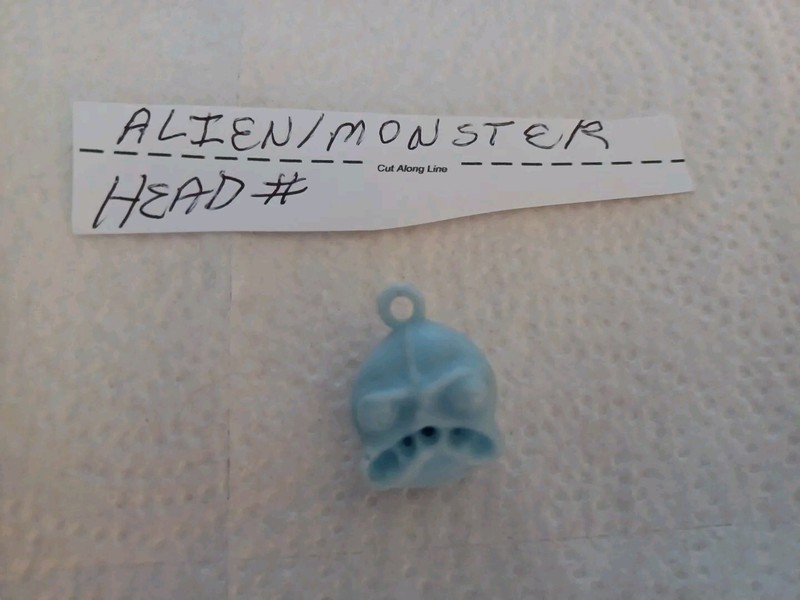VINTAGE GUMBALL/VEND RARE  ALIEN/MONSTER/CREATURE HEAD CHARM/TOY