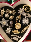 VINTAGE 16 BROOCHES / PINS COSTUME JEWELRY AS A LOT