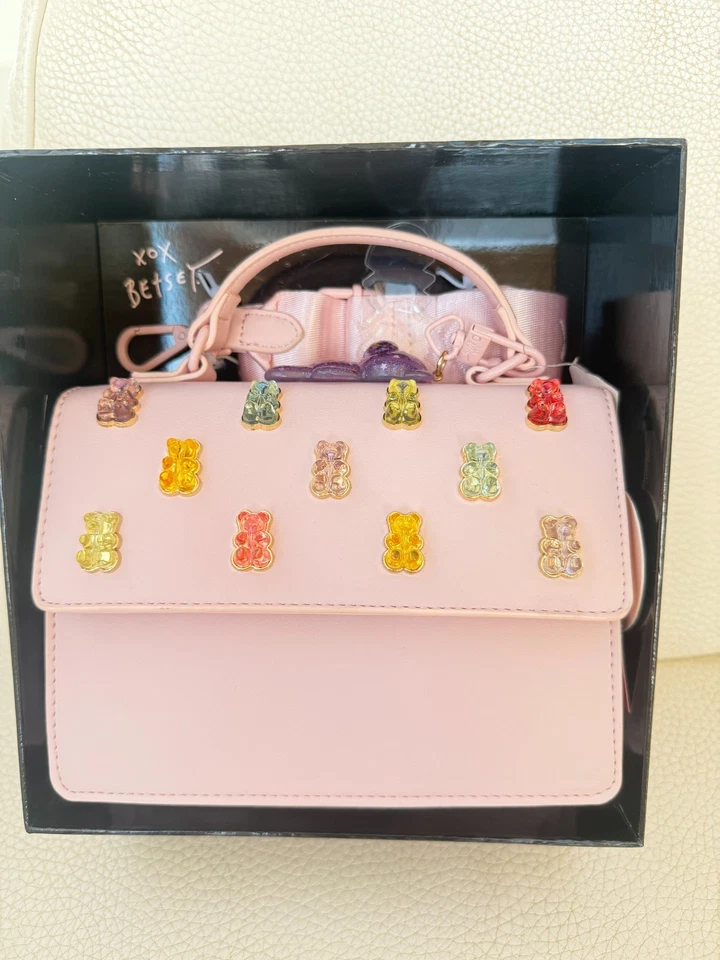 НОВЫЙ С ЯРЛЫКАМИ В КОРОБКЕ BETSEY JOHNSON XOMYLO СУМКА ЧЕРЕЗ ПЛЕЧО СУМКА W ЖЕВАТЕЛЬНЫЙ МЕДВЕДЬ ПОДВЕСКА РУМЯНА - Изображение 2 из 4