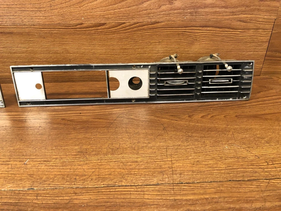 Ford Thunderbird 1968-1971 radio tablero ventilación aire rejilla tablero bisel OEM Foto 3 de 4