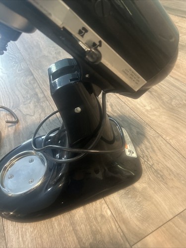 KitchenAid Artisan Series 5 Quart Tilt-Head Stand Mixer plus Accessories - 第 12/14 張圖片