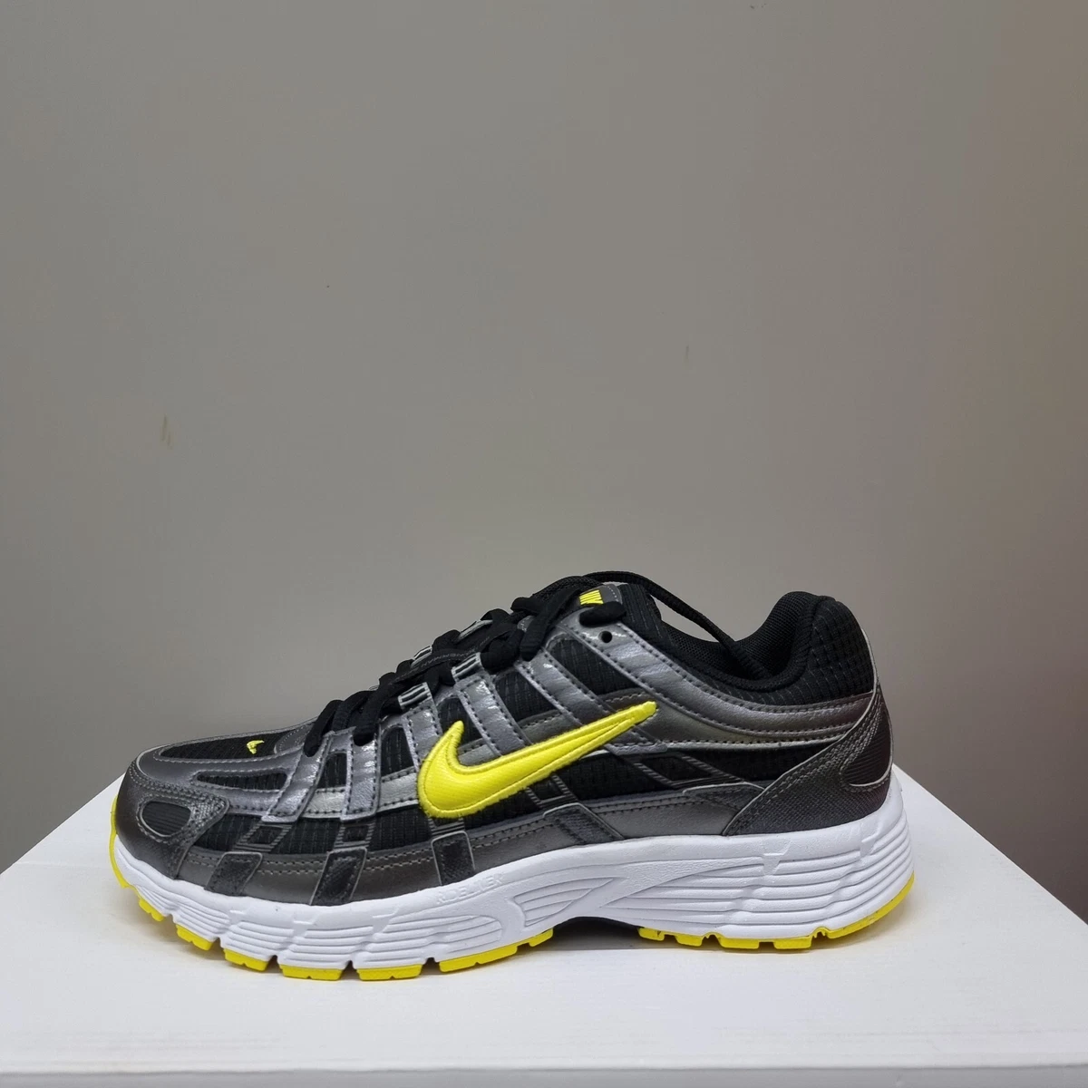 Nike black hotsell and yellow trainers