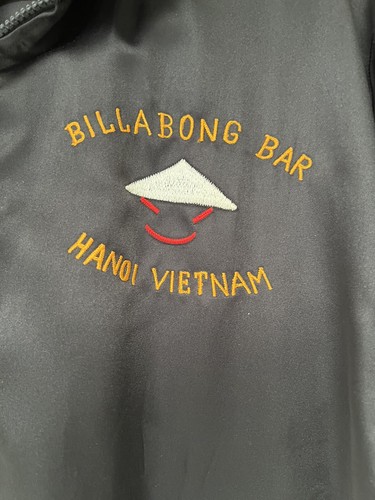 Vintage 1990 Hanoi Vietnam Billabong Bar Australian Embassy Embroidered Jacket - Bild 13 von 13