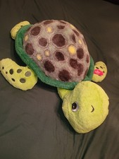 Almohada grande grande de peluche de tortuga marina verde de 25" con etiquetas
