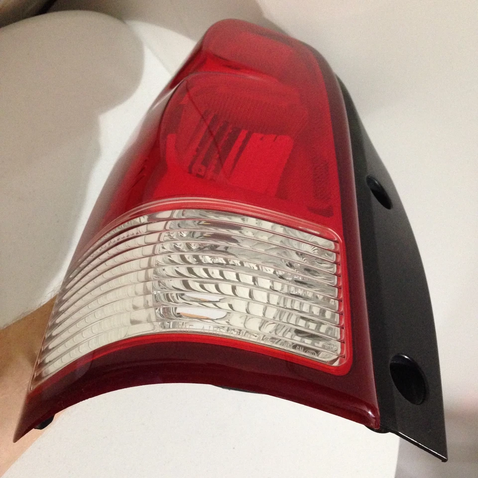 Luz trasera lateral izquierda Chevy Uplander/Pontiac Montana 2005-2009 OEM perfecta Foto 4 de 4